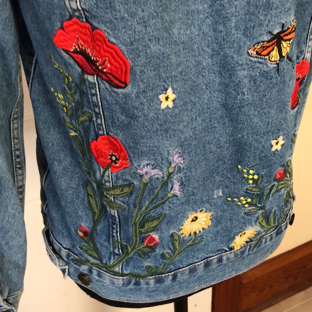 Gorgeous embroidered denim jacket. Ptp 19” with stretch